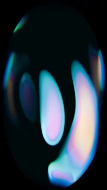 Siyah arkaplanı olan dairesel bir nesne