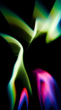 Beyaz ve yeşil desenli siyah bir arkaplan