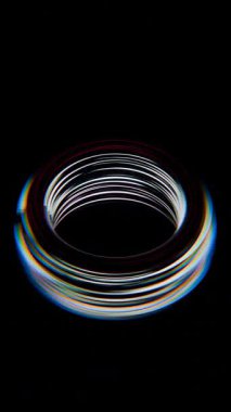 Işık halkalı siyah bir arkaplan