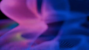 Mavi ve pembe arka planda pembe bir kurdele görülür