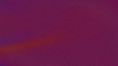 Gökyüzünde kırmızı ve sarı bir ışık görülür.