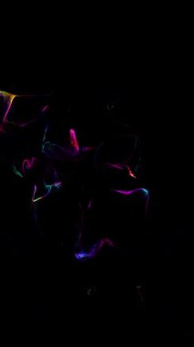 Siyah bir zemin üzerinde akan pürüzsüz soyut dalga çizgileri.