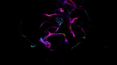 Siyah bir zemin üzerinde akan pürüzsüz soyut dalga çizgileri.