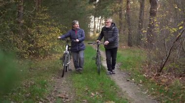Sonbaharda bir sonbahar günü bisiklet süren birkaç emekli. 60 yaşın üstündeki insanlar, gençlik çağında. Yüksek kaliteli FullHD görüntüler