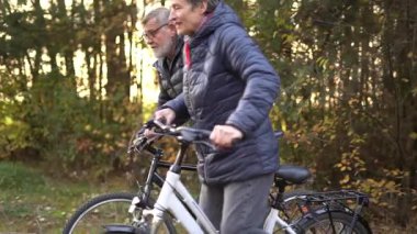 Sonbaharda bir sonbahar günü bisiklet süren birkaç emekli. 60 yaşın üstündeki insanlar, gençlik çağında. Yüksek kaliteli FullHD görüntüler