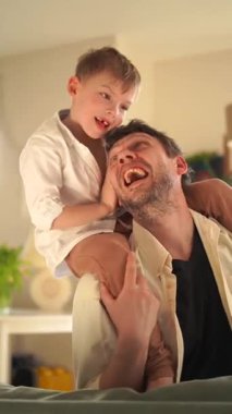 Oğul babasının omuzlarına oturur, ona sarılır ve sakalını gıdıklar. Yüksek kaliteli FullHD görüntüler