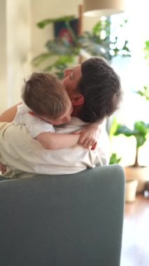 6 yaşındaki çocuk babasına sarılıyor ve onunla oynuyor. Yüksek kaliteli FullHD görüntüler