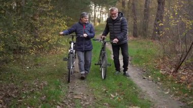 Sonbaharda bir sonbahar günü bisiklet süren birkaç emekli. 60 yaşın üstündeki insanlar, gençlik çağında. Yüksek kaliteli FullHD görüntüler