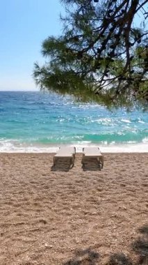 Baska Voda 'da güzel bir sahil. İki iskemle ve güzel bir açık deniz manzarası..