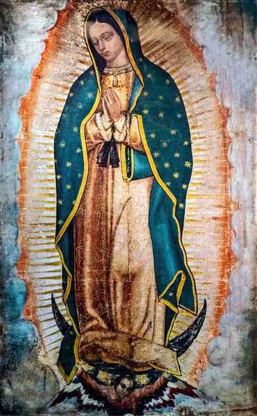 2012年7月23日 我们的瓜达卢佩夫人坐在一位朝圣者的背上在墨西哥城圣地的照片 — 图库照片
