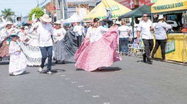 Las Tablas, Panama - 11 Ocak 2025: Las Tablas, Panama 'daki' Desfile De Las Mill Polleras 'olarak bilinen 1000 Polleras Geçidi' nde dans eden insanlar.