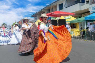 Las Tablas, Panama - 11 Ocak 2025: Las Tablas, Panama 'daki' Desfile De Las Mill Polleras 'olarak bilinen 1000 Polleras geçidinde poz veren kızlar.