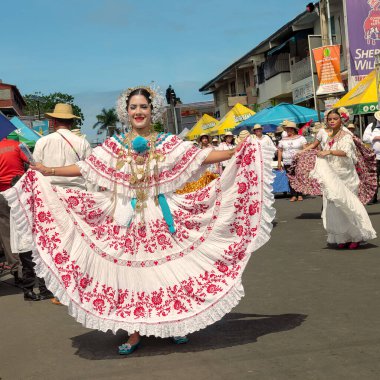 Las Tablas, Panama - 11 Ocak 2025: Las Tablas, Panama 'daki' Desfile De Las Mill Polleras 'olarak bilinen 1000 Polleras geçidinde poz veren kızlar.