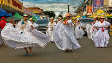 Las Tablas, Panama - 11 Ocak 2025: Las Tablas, Panama 'daki' Desfile De Las Mill Polleras 'olarak bilinen 1000 Polleras Geçidi' nde poz veren ve dans eden kızlar.
