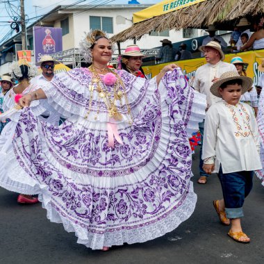 Las Tablas, Panama - 11 Ocak 2025: Las Tablas, Panama 'daki' Desfile De Las Mill Polleras 'olarak bilinen 1000 Polleras geçidinde poz veren kızlar.