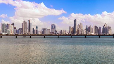 Panama Şehri, Panama - 21 Ocak 2025: Panama şehrinin gökdelenlerinin gökdelenleri. Güneşli bir günde Panama 'nın pitoresk gökyüzü 