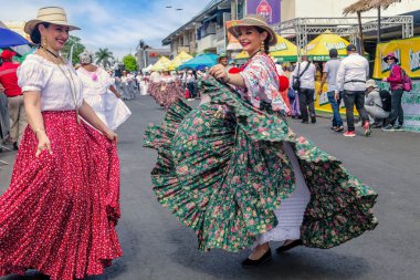 Las Tablas, Panama - 11 Ocak 2025: Las Tablas, Panama 'daki' Desfile De Las Mill Polleras 'olarak bilinen 1000 Polleras Geçidi' nde poz veren ve dans eden kızlar.