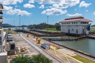 Panama Şehri, Panama - 15 Ocak 2025 Panama Kanalı. Miraflores Ocak 2025 'te güneşli bir günde kilitlenir