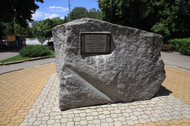 Taş, Ukrayna 'nın Khmelnytskyi kentindeki Mykhailo Chekman Kültür ve Rekreasyon Parkı' nın ilk yerleşim yerine yerleştirildi..  