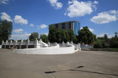 Mykhailo Chekman Park, Ukrayna 'nın Khmelnytskyi şehrinde. Bölgesinde 30 'dan fazla ağaç ve çalılık türü yetişiyor ve doğal ve yapay kanallardan oluşan bir ağ oluşturuldu..