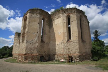 Trinity Kilisesi 'nin kalıntıları, Medzhibyzh şehri, Khmelnytskyi bölgesi, Ukrayna, 1600-1632 yılları arasında inşa edildi. Trinity Kilisesi' nin kurucusu Medzhiboz 'un sahibi Adam Ieronim Senyavskyi.Tapınak 1929 yılında Sovyet makamları tarafından kapatıldı.. 