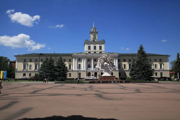 Khmelnytskyi地域国家 柱のある建物 その前に記念碑的な彫刻の組成ヴィラ 希望だ 作品の著者はウクライナの人民芸術家 Mykola Mazur — ストック写真