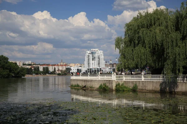 ウクライナのクメルニツキーの街 チェックマン公園から湖への眺めとショッピング エンターテイメントセンター オアシス — ストック写真