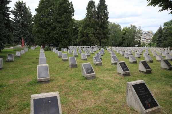 第二次世界大戦中に死んだ英雄が埋葬されているウクライナのKhmelnytskyiの墓地 40ヶ月間 ウクライナの土地はこの戦争の橋頭堡となった ポディル地方の次男は前から戻ってこなかった — ストック写真