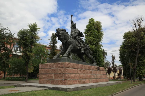 乌克兰赫梅利尼茨基市一匹马的博赫丹 赫梅利尼茨基纪念碑 位于地区爱乐乐团大厅附近 雕塑家V Borysenko 建筑师M Kopyl 1993年为纪念该市建城500周年而建立 — 图库照片