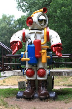 Mykola Mazur.Mykhailo Chekman Park of Culture and Recreation of Khmelnytskyi, Ukrayna 'dan hurda metalden heykeller. Bölgesinde 30 'dan fazla ağaç ve çalılık türü ve doğal ve yapay kanallardan oluşan bir ağ bulunmaktadır..