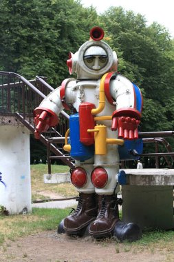 Mykola Mazur.Mykhailo Chekman Park of Culture and Recreation of Khmelnytskyi, Ukrayna 'dan hurda metalden heykeller. Bölgesinde 30 'dan fazla ağaç ve çalılık türü ve doğal ve yapay kanallardan oluşan bir ağ bulunmaktadır..