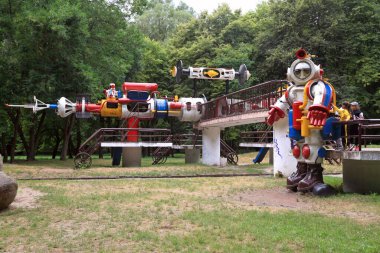 Mykola Mazur.Mykhailo Chekman Park of Culture and Recreation of Khmelnytskyi, Ukrayna 'dan hurda metalden heykeller. Bölgesinde 30 'dan fazla ağaç ve çalılık türü ve doğal ve yapay kanallardan oluşan bir ağ bulunmaktadır..