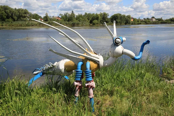 在乌克兰赫梅利尼茨基地区伊科波尔河畔Starokostyantiniv市的城堤上 用金属和机器零件创作的童话人物雕塑 — 图库照片