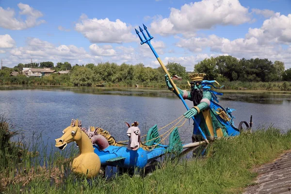 在乌克兰赫梅利尼茨基地区伊科波尔河畔Starokostyantiniv市的城堤上 用金属和机器零件创作的童话人物雕塑 — 图库照片
