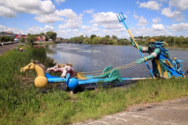 金属や機械部品から作成されたおとぎ話のキャラクターの彫刻は 絵の川Ikopot Khmelnytskyi地域 ウクライナの銀行にStarokostyannivの街の堤防で — ストック写真