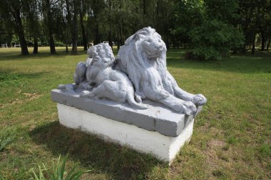 Aslan heykeli. Ukrayna 'nın başkenti Khmelnytskyi' deki Antonina köyündeki Sangushki / Potskyi 'nin saray kompleksi ve eski bahçesinin kalıntıları. Saray 1919 'da Sovyet saldırganları tarafından yakıldı.