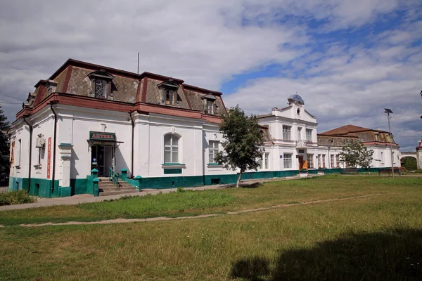 우크라 멜니츠 지역의 토리나 이전의 마을에 궁전의 건물이다 1919 의적들 — 스톡 사진
