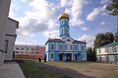 Holovchintsi, Khmelnytskyi, Ukrayna 'daki Kutsal Şekil Değiştirme Manastırı (1540), hacıları manastırın koruyucu azizi Aziz Onuphrius' un mucizevi ikonu ve şifalı bahar ayinine çeken büyük bir Ortodoks hac merkezidir..