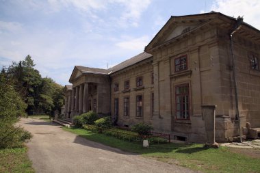 Ukrayna 'nın Khmelnytskyi bölgesinde, Dunayevetsky ilçesinin Maliivtsi köyündeki Orlovsky Sarayı. Kont Jan Onufry Orlovskyi tarafından Ushka Nehri 'nin kayalık kıyılarında mimar Domenico Merlini' nin katılımıyla inşa edildi.