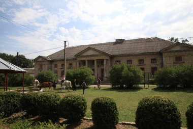 Ukrayna 'nın Khmelnytskyi bölgesinde, Dunayevetsky ilçesinin Maliivtsi köyündeki Orlovsky Sarayı. Kont Jan Onufry Orlovskyi tarafından Ushka Nehri 'nin kayalık kıyılarında mimar Domenico Merlini' nin katılımıyla inşa edildi.