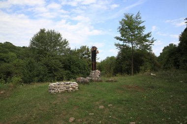 Ukrayna 'nın başkenti Khmelnytskyi' deki Maliivtsi köyünde, Maliivtsi parkında, yapay bir şelalenin (Orlovsky toprak sahiplerinin eski malikanesi) yanındaki antik Perun Tapınağı.