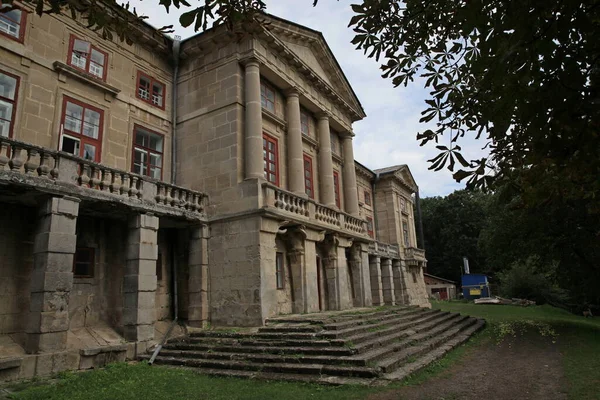 Ukrayna 'nın Khmelnytskyi bölgesinde, Dunayevetsky ilçesinin Maliivtsi köyündeki Orlovsky Sarayı. Kont Jan Onufry Orlovskyi tarafından Ushka Nehri 'nin kayalık kıyılarında mimar Domenico Merlini' nin katılımıyla inşa edildi.