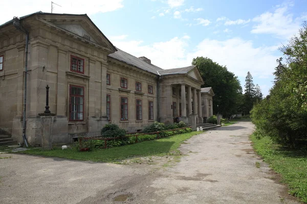 Ukrayna 'nın Khmelnytskyi bölgesinde, Dunayevetsky ilçesinin Maliivtsi köyündeki Orlovsky Sarayı. Kont Jan Onufry Orlovskyi tarafından Ushka Nehri 'nin kayalık kıyılarında mimar Domenico Merlini' nin katılımıyla inşa edildi.