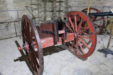 Ukrayna 'nın Khmelnytskyi bölgesindeki Kamianets-Podilskyi kentindeki Eski Kale müzesinde ateşli silahlar sergileniyor.,