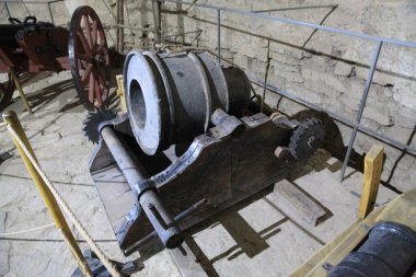 Ukrayna 'nın Khmelnytskyi bölgesindeki Kamianets-Podilskyi kentindeki Eski Kale müzesinde ateşli silahlar sergileniyor.,