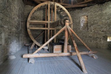 Ukrayna 'nın Khmelnytskyi bölgesindeki Kamianets-Podilskyi şehrinin Eski Kalesi' nde su yükseltmek için tekerlek. Tahta bir tekerlek, 40 litrelik bir kovayı sincap gibi içeri giren birinin yardımıyla kaldırdı..
