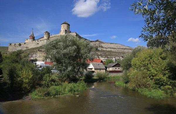 从Karvasara地区和Smotrych河到乌克兰赫梅利尼茨基地区Kamianets Podilskyi市的老要塞的景观 — 图库照片