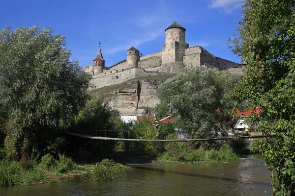 从Karvasara地区和Smotrych河到乌克兰赫梅利尼茨基地区Kamianets Podilskyi市的老要塞的景观 — 图库照片