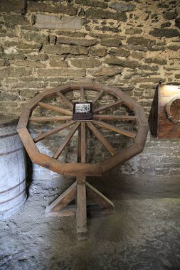 Ukrayna 'nın Khmelnytskyi bölgesindeki Kamianets-Podilsky kalesinin bodrumunda idam odası (zindan, hapishane). Tekerlek için tekerlek