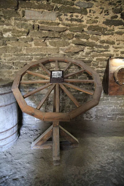 Ukrayna 'nın Khmelnytskyi bölgesindeki Kamianets-Podilsky kalesinin bodrumunda idam odası (zindan, hapishane). Tekerlek için tekerlek